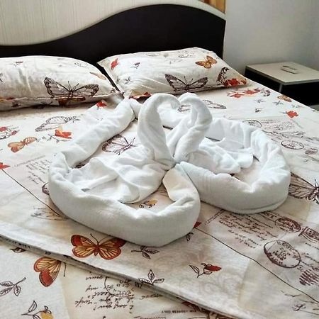 ホテル Casa Eric Mila Douăzeci şi Trei エクステリア 写真